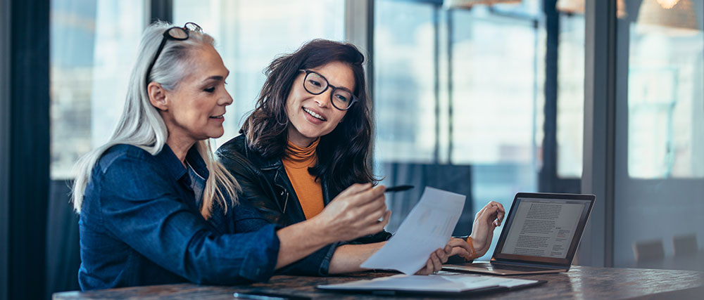 Dame erklärt den Ablauf der Kurse.jpg