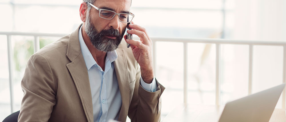 Mann betrachtet einen Vertrag