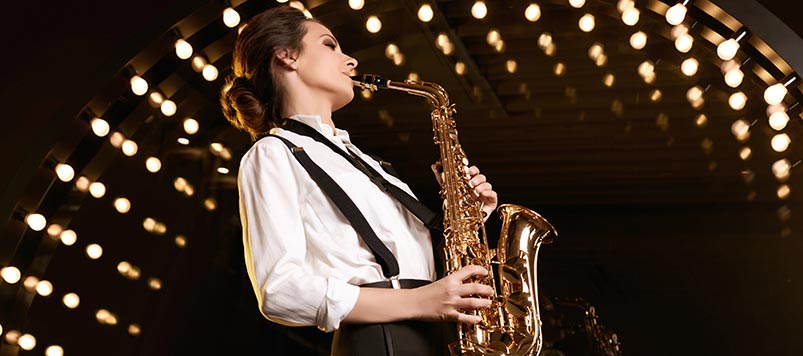 Dame spielt Saxophon