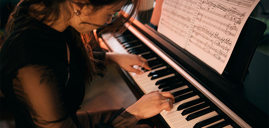 Frau spielt Klavier