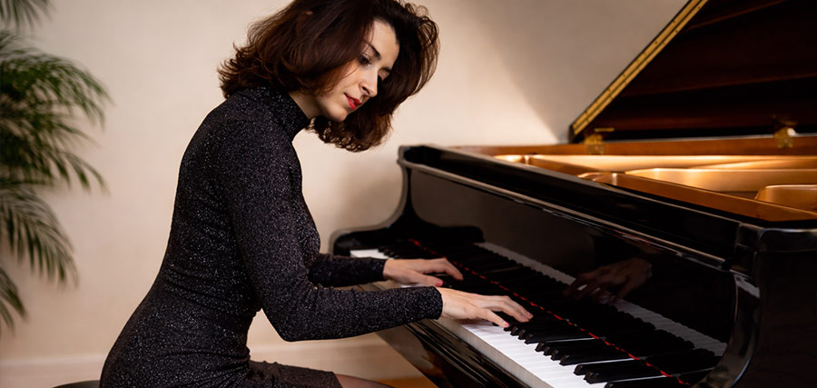 Frau spielt leidenschaftlich Klavier
