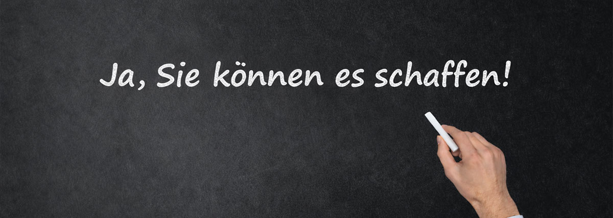 Hand schreibt Ja Sie können es schaffen an die Tafel