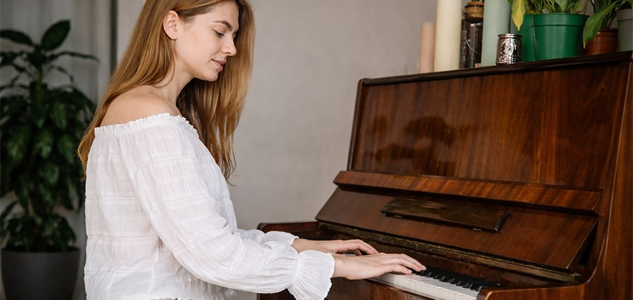 Junge Frau spielt Klavier