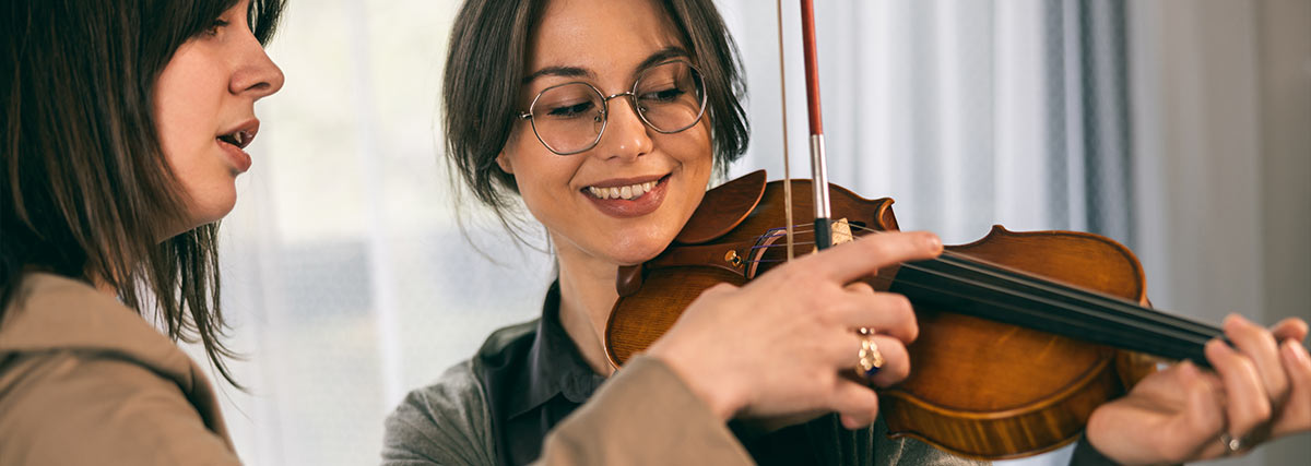 Lehrer und Schüler haben Geigenunterricht