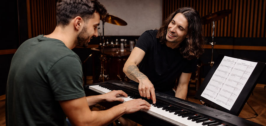 Lehrkraft und Schüler bei Rock Klavierunterricht