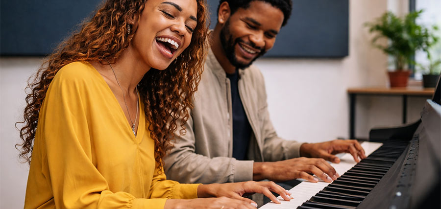 Männlicher und weibliche Pianisten spielen gemeinsam Klavier