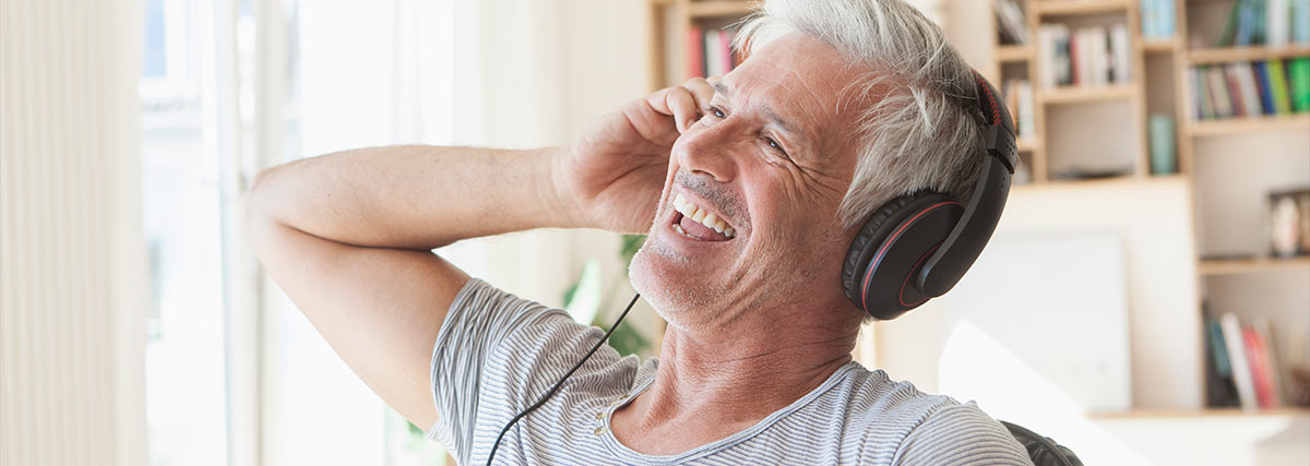 Mann hört glücklich Musik