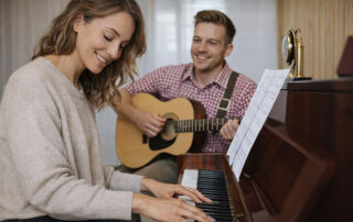 Pianistin und Gitarrist spielen gemeinsam