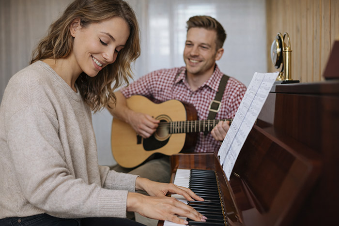 Pianistin und Gitarrist spielen gemeinsam