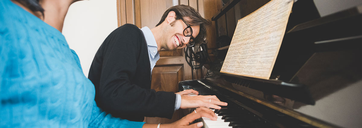 Zwei Pianisten die fröhlich Klavier spielen