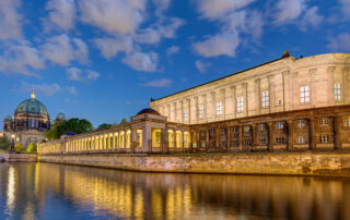 Berliner dom altes museum spree berlin nachtaufnahme