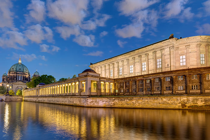 Berliner dom altes museum spree berlin nachtaufnahme