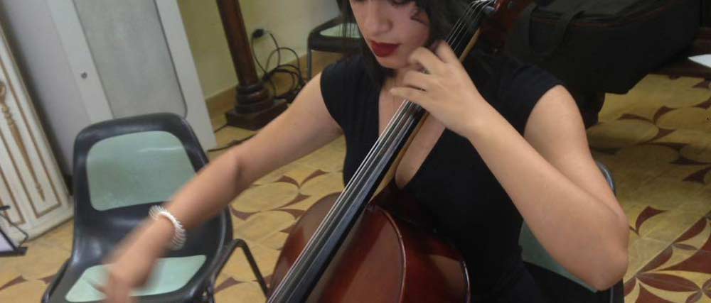 Cellistin spielt Cello während einer Unterrichts- oder Übungssituation in Nahaufnahme
