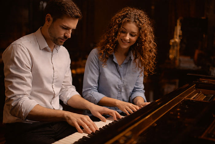 Erwachsene lernen gemeinsam Klavier – Beispiel dafür, dass man auch im Erwachsenenalter ein Instrument lernen kann