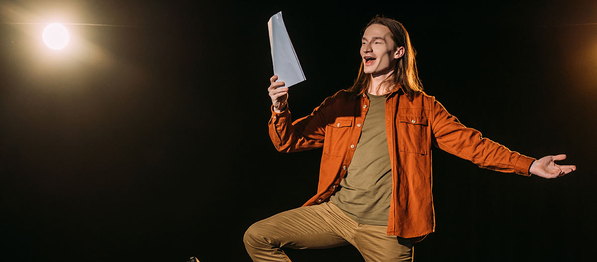 Ein-Mann, der auf der Bühne schauspielert
