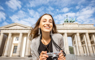 Glückliche Frau auf Reisen in Berlin
