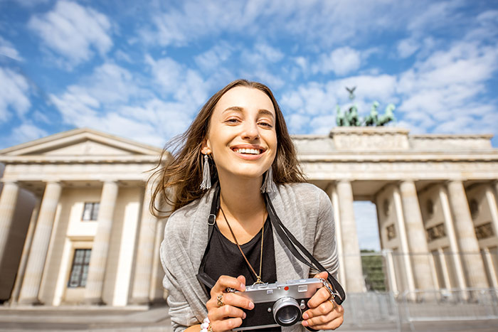 Glückliche Frau auf Reisen in Berlin