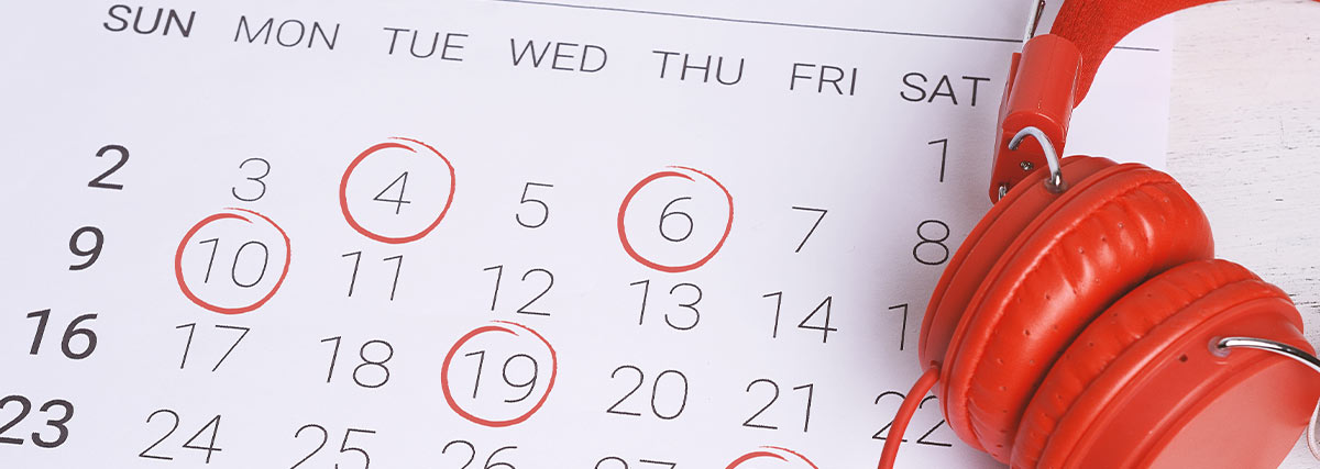 Kalender und Kopfhörer
