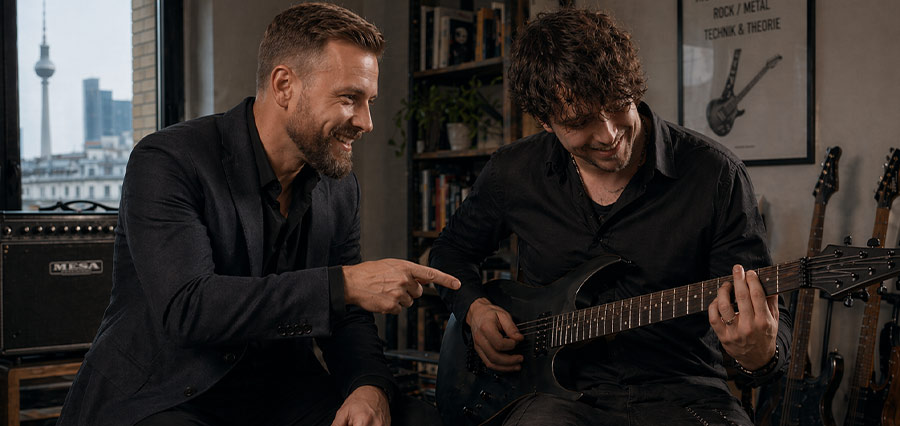Lehrkraft und Schüler im Metal Gitarrenunterricht