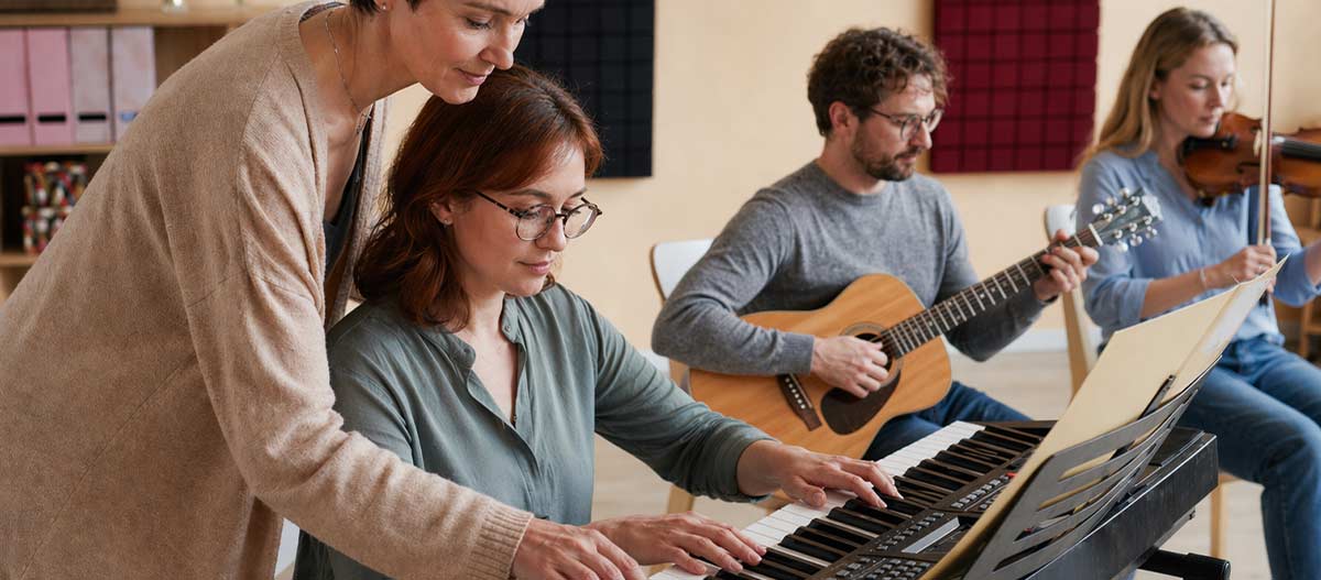 Lehrkraft und Schüler in einem Musikunterricht