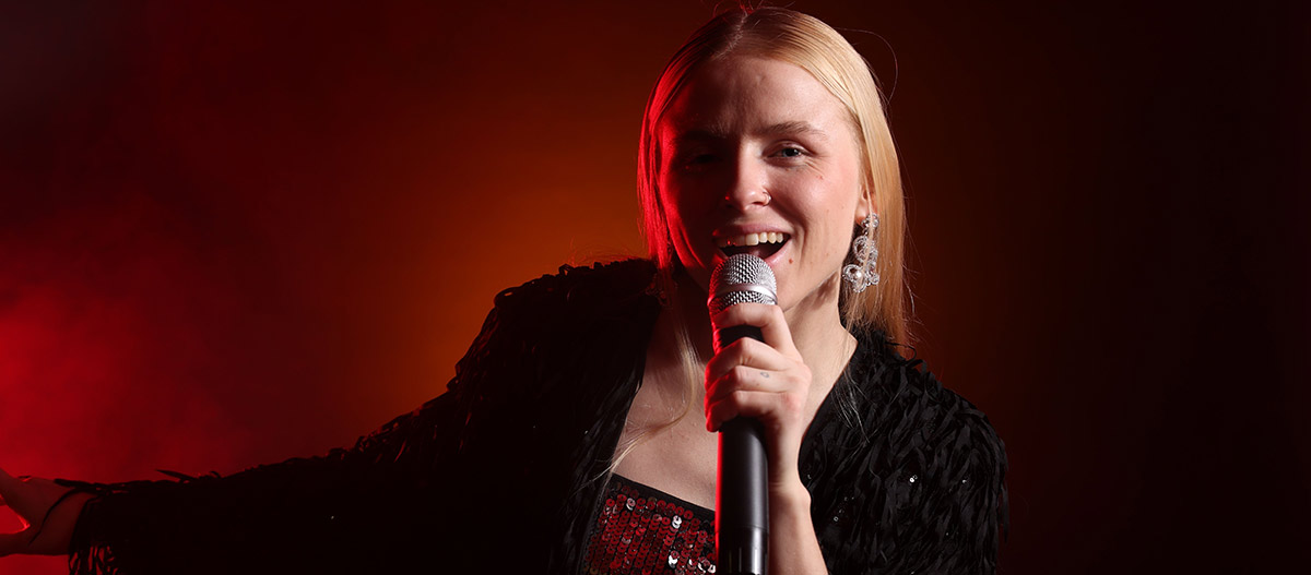 Schöne Frau beim Singen