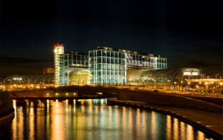 Spree und neuer Berliner Hauptbahnhof bei Nacht