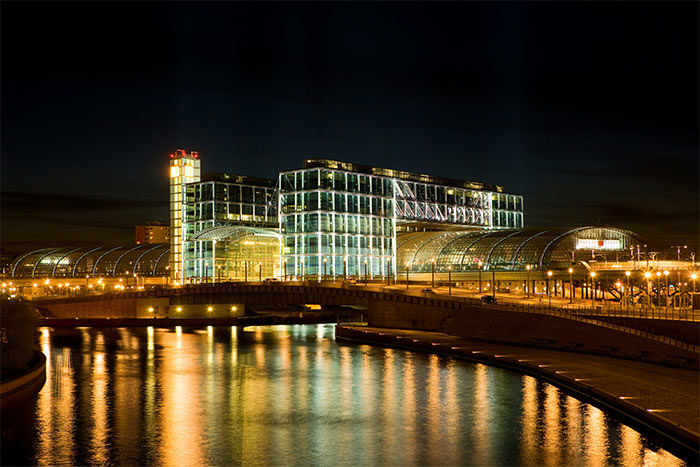 Spree und neuer Berliner Hauptbahnhof bei Nacht