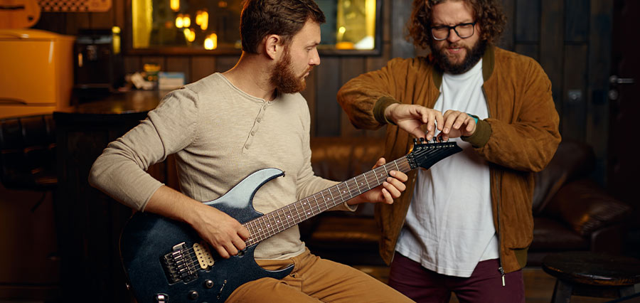 Zwei Männer im E Gitarrenunterricht