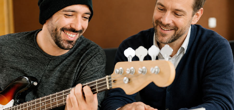 Basslehrer und Schüler im Bassunterricht