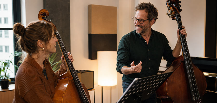 Jazz Bassunterricht mit erwachsenen Schülern am Kontrabass in einem Berliner Musikstudio