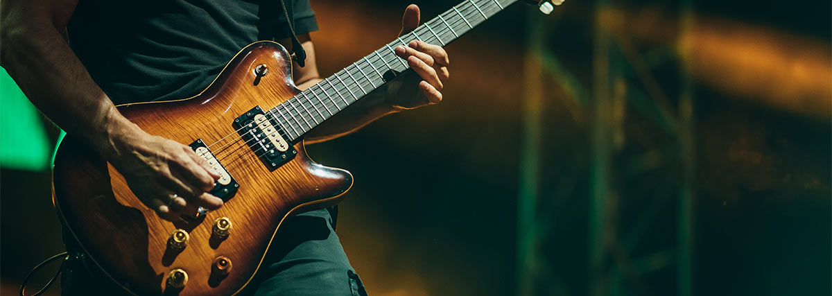 Männliche Hände spielen E-Gitarre