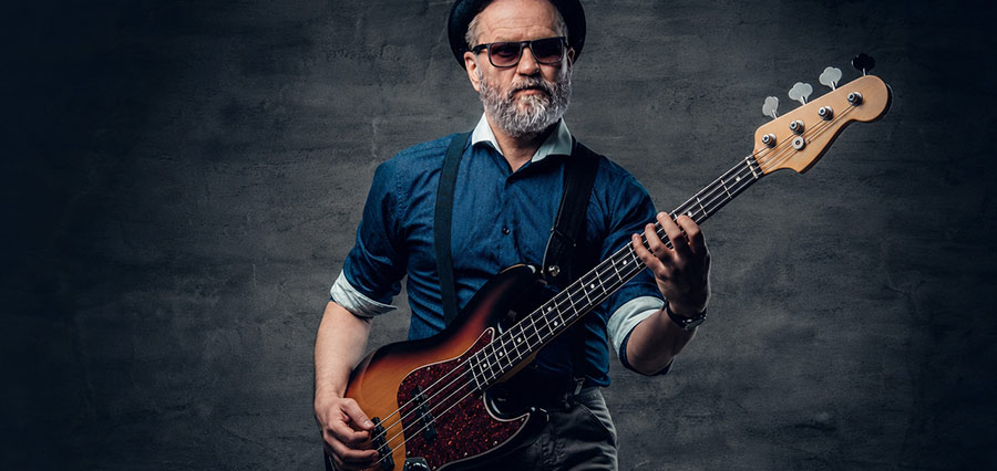 Männlicher Funk Bassist mit E-Bass
