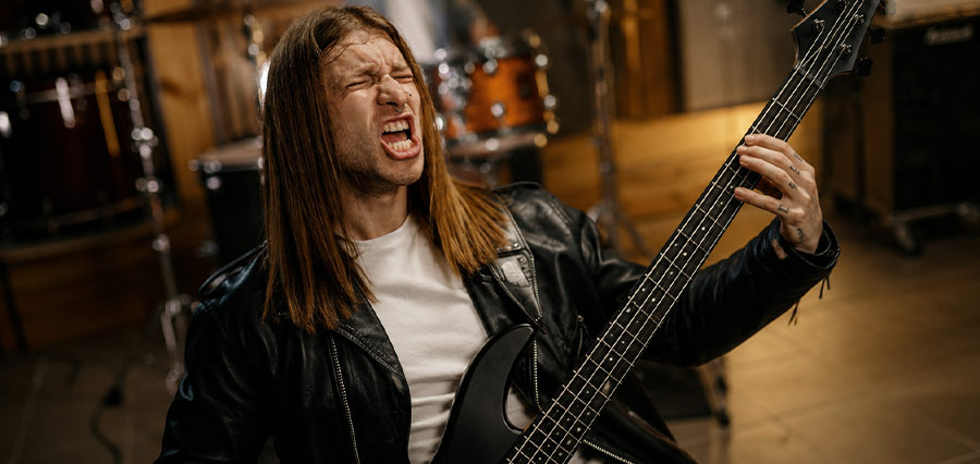 Männlicher Metal Bassist mit E-Bass