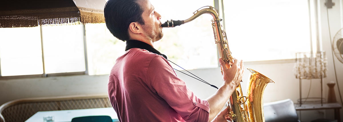 Mann spielt Saxophon