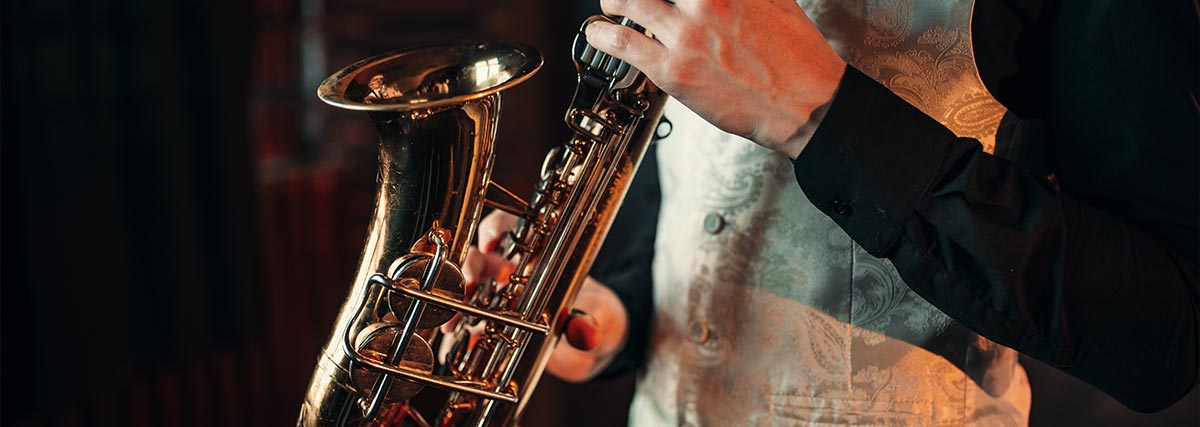 Musiker spielt Saxophon