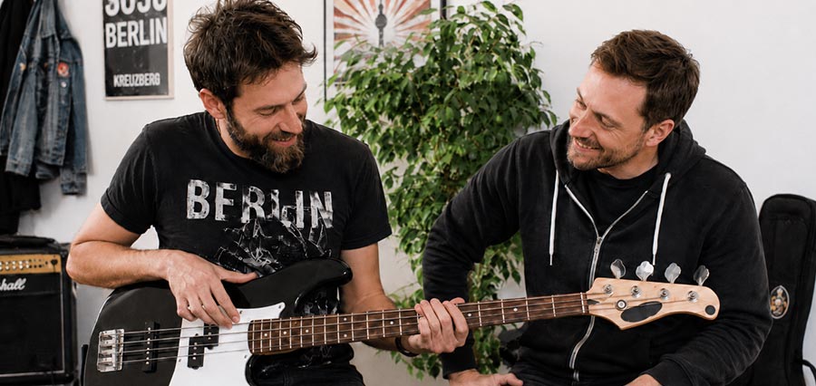 Zwei Männer im Rock Bassunterricht