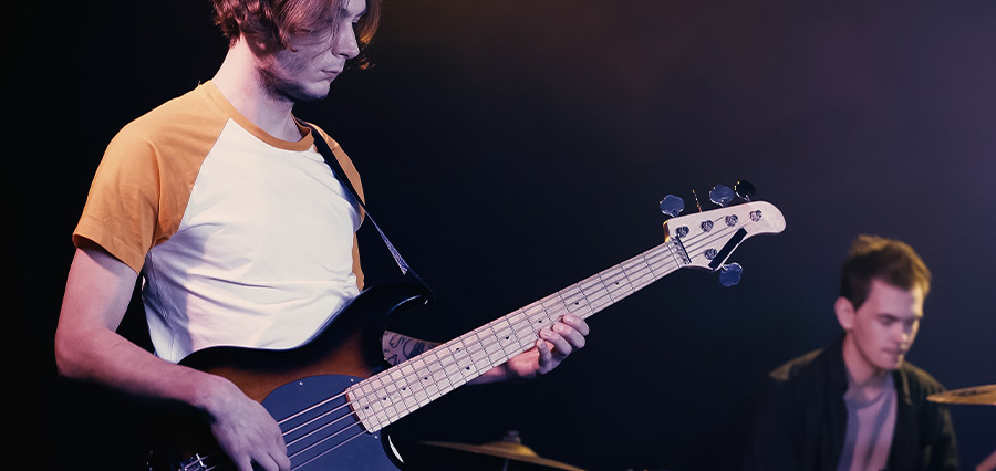 Bassgitarrist spielt mit Schlagzeuger auf der Bühne für Rock, Fusion-und Progressive Bass