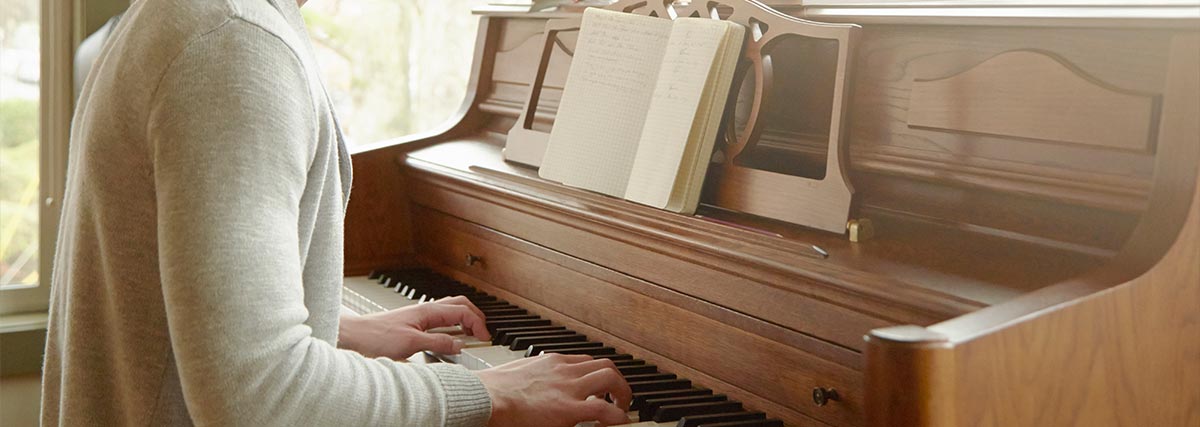 Ein Mann, der zu Hause Klavier spielt