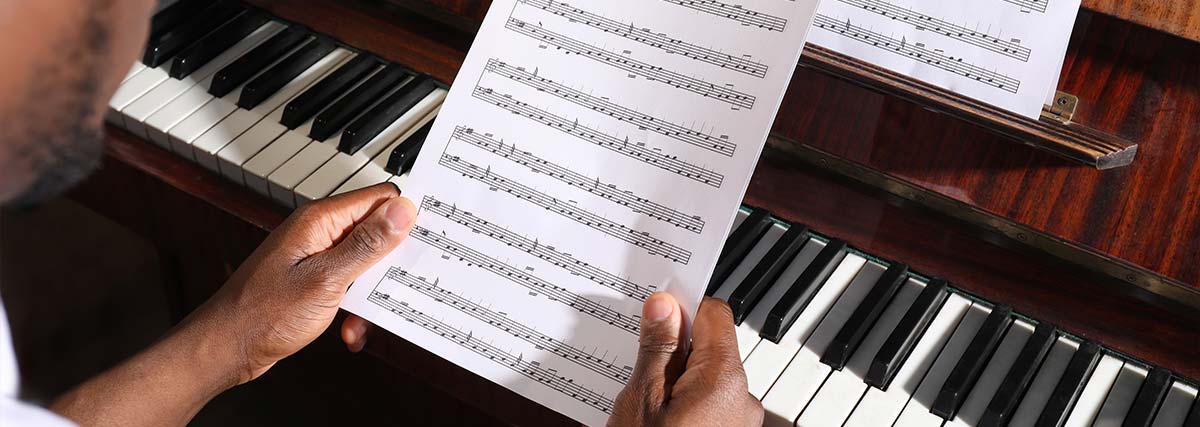 Ein Pianist, der Noten hält