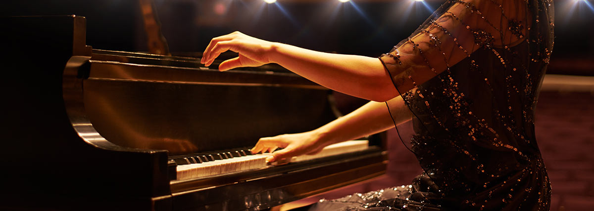 Klassische Pianistin auf der Bühne