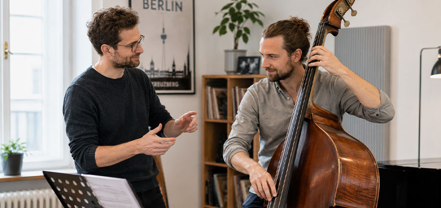Kontrabassunterricht in Berlin für erfahrene Erwachsene mit Lehrer in einem hellen Musikstudio
