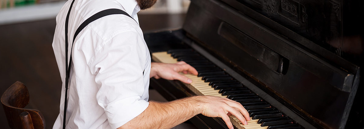 Männliche Hände am Klavier