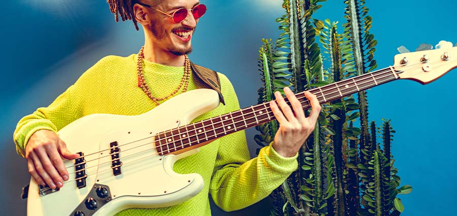 Reggae Bassist beim Üben auf der E Bassgitarre für Bassunterricht für Erwachsene in Berlin