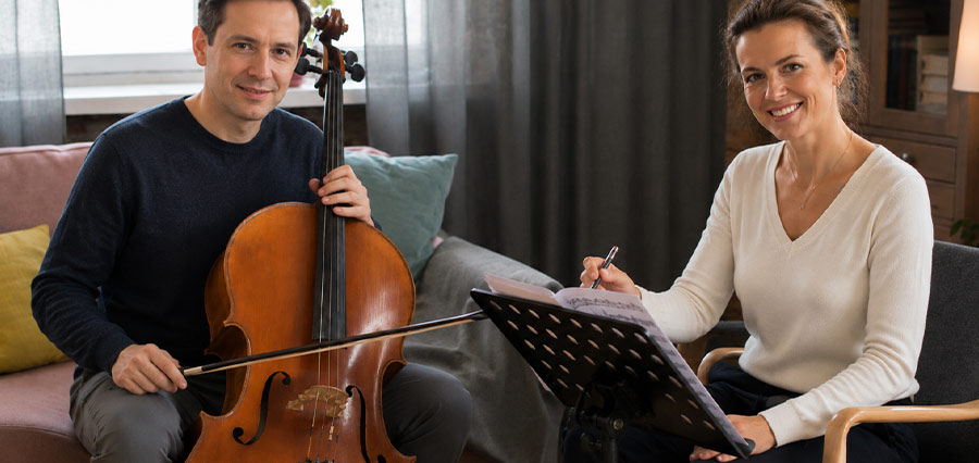 Erwachsener Celloschüler erhält individuellen Cellounterricht von einer erfahrenen Cellolehrerin in Berlin während einer persönlichen Unterrichtsstunde