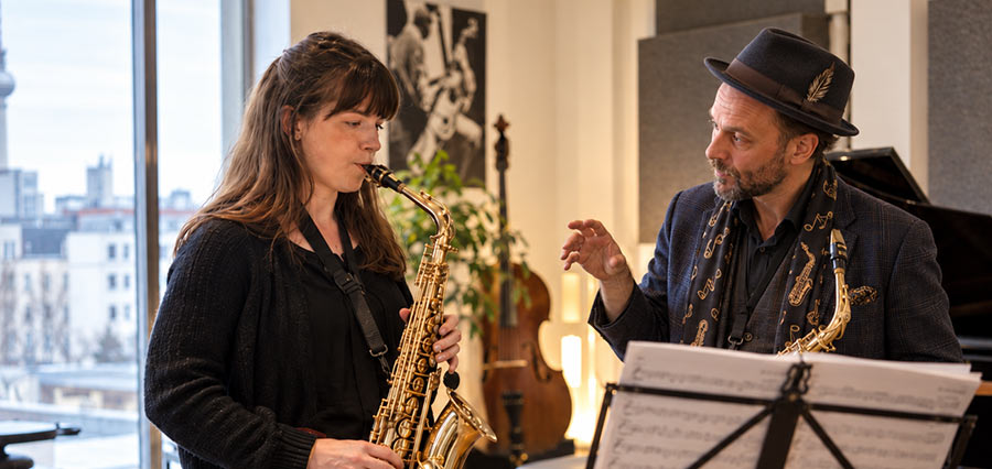 Erwachsene Saxophonschülerin beim Jazz-Saxophonunterricht in Berlin