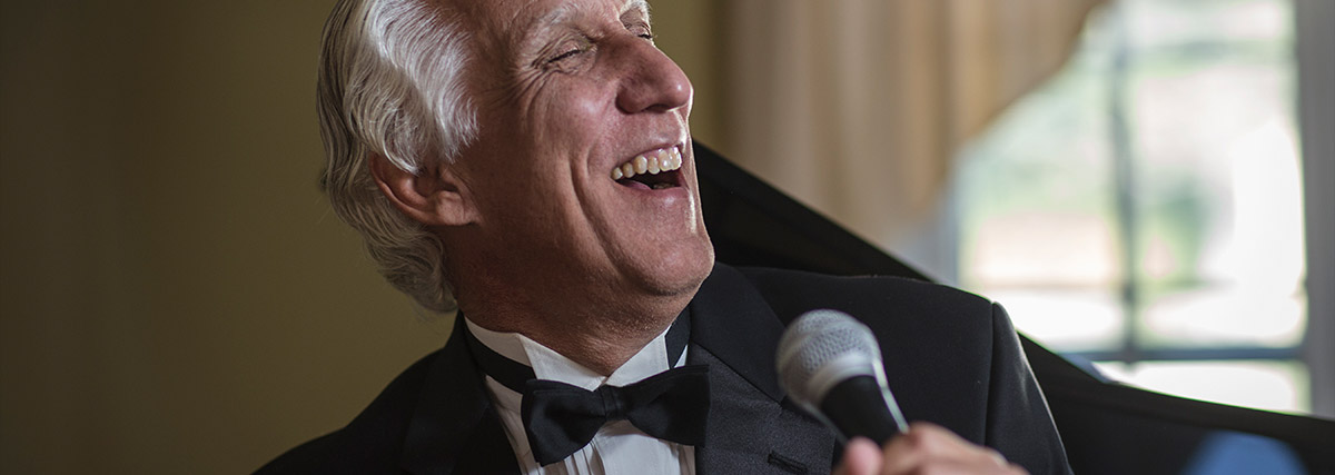 Mann singt und tritt mit einem Mikrofon auf