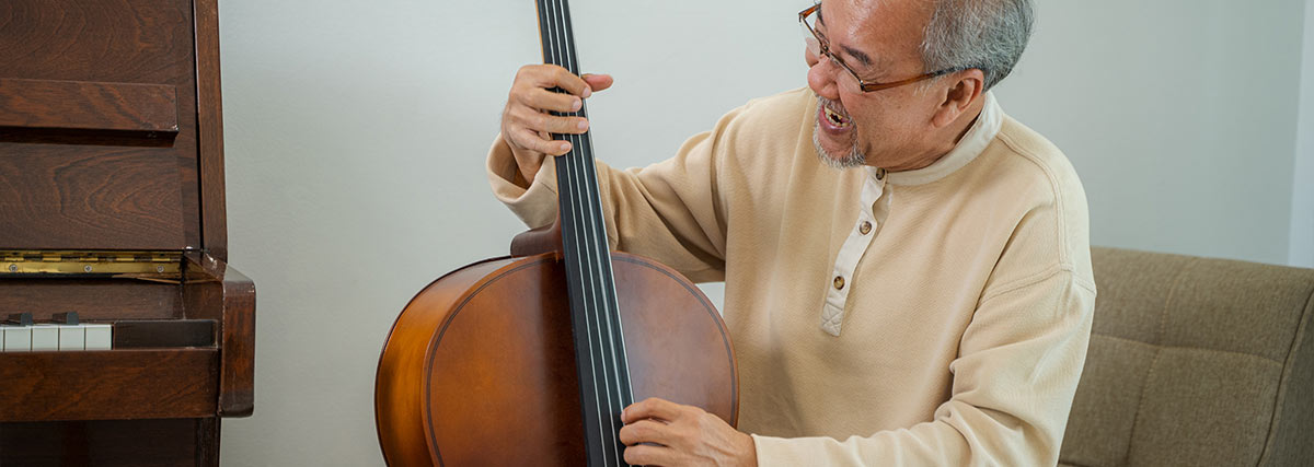 Senior spielt voller Freude Cello