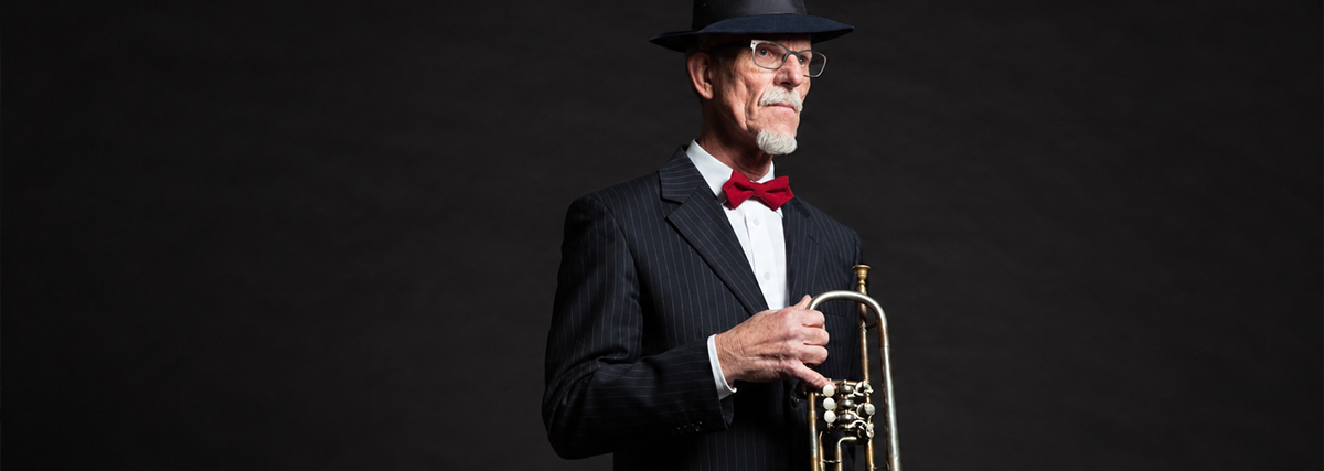 Stilvoller Senior-Musiker mit Trompete